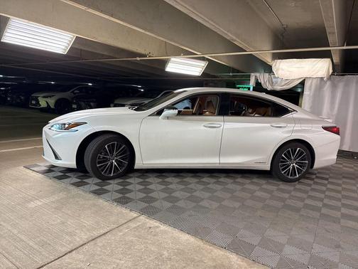 2022 Lexus ES 300h Base