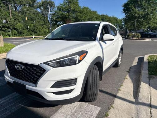 Dazzling White 2019 Hyundai TUCSON SE
