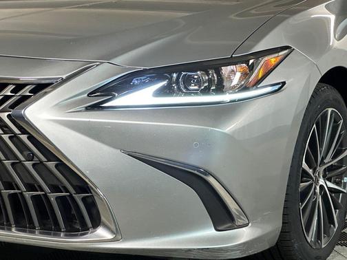 2022 Lexus ES 300h Base