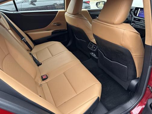 2023 Lexus ES 300h Base