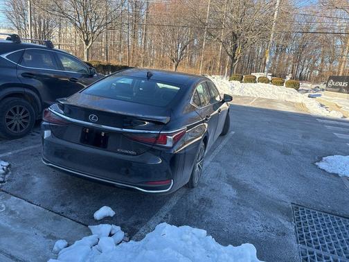 2022 Lexus ES 300h Base