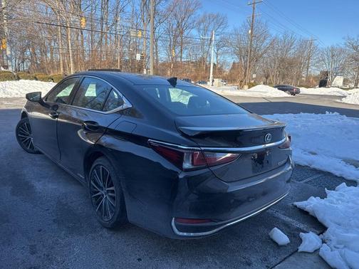 2022 Lexus ES 300h Base