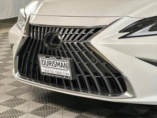 Eminent White Pearl 2024 Lexus ES 300h Base