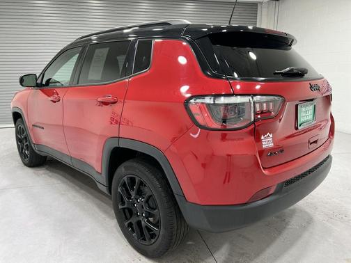 Redline Pearlcoat 2023 Jeep Compass Latitude