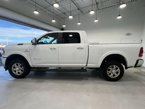 2020 RAM 2500 Laramie Crew Cab 4X4 6'4' Box