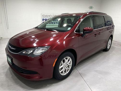 Velvet Red Pearlcoat 2020 Chrysler Voyager LXI