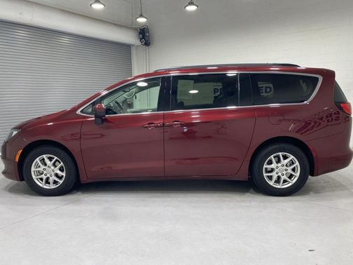 Velvet Red Pearlcoat 2020 Chrysler Voyager LXI