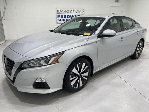 Brilliant Silver Metallic 2022 Nissan Altima 2.5 SV