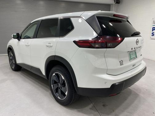 Everest White Pearl 2025 Nissan Rogue SV