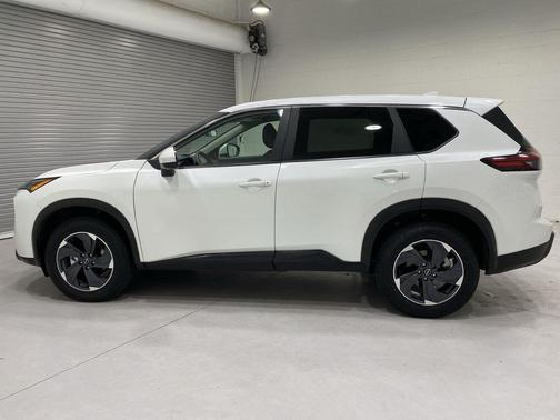 Everest White Pearl 2025 Nissan Rogue SV