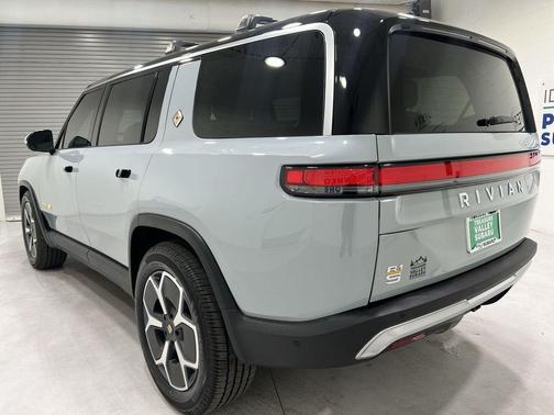 2023 Rivian R1S Adventure