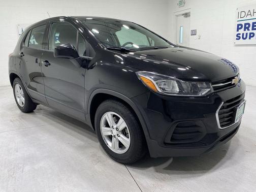 Mosaic Black Metallic 2020 Chevrolet Trax LS