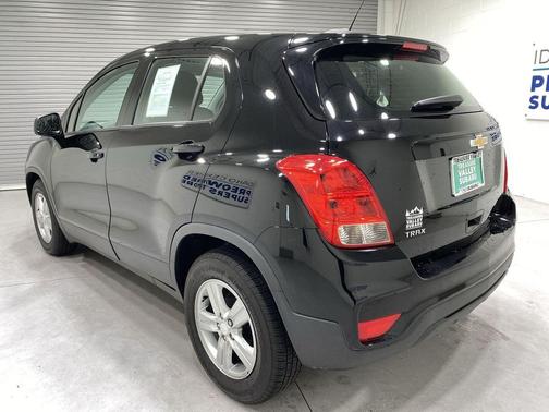 Mosaic Black Metallic 2020 Chevrolet Trax LS