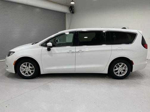 Bright White Clearcoat 2023 Chrysler Voyager LX