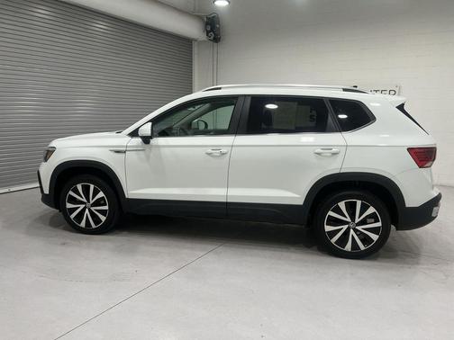 White 2024 Volkswagen Taos 1.5T SE