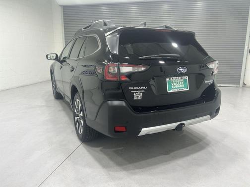 Crystal Black Silica 2025 Subaru Outback Limited XT