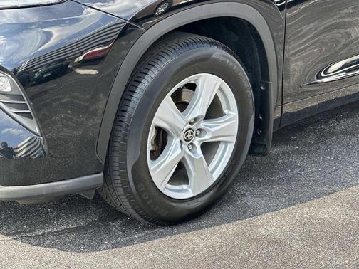 Midnight Black Metallic 2021 Toyota Highlander LE