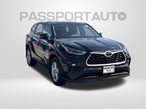 Midnight Black Metallic 2021 Toyota Highlander LE