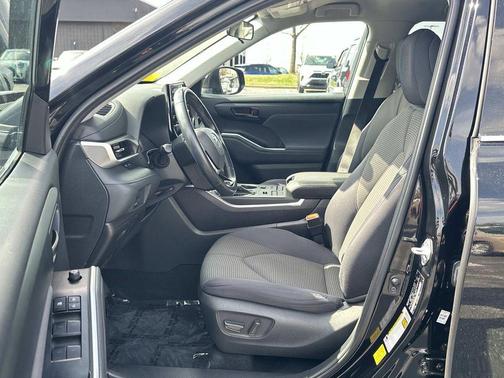 Midnight Black Metallic 2021 Toyota Highlander LE