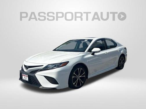 Super White 2018 Toyota Camry SE