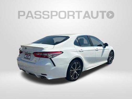 Super White 2018 Toyota Camry SE