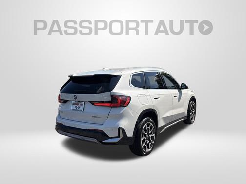 Mineral White Metallic 2024 BMW X1 xDrive28i