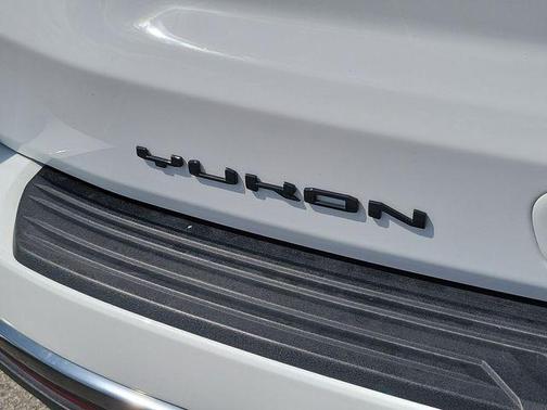 Summit White 2023 GMC Yukon AT4
