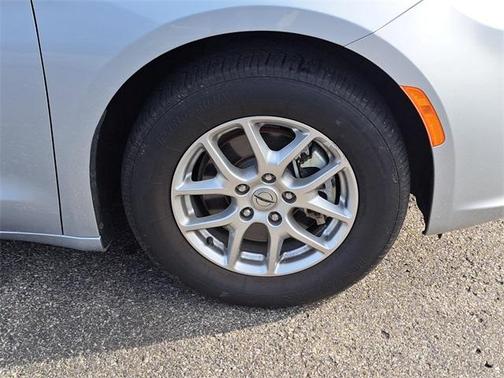 2024 Chrysler Pacifica Touring-L