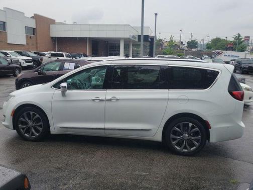 Bright White Clearcoat 2017 Chrysler Pacifica Limited