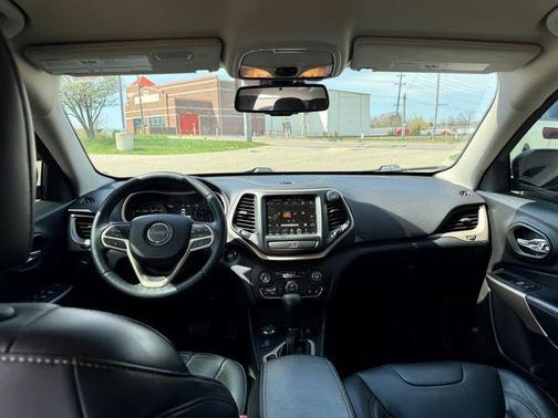 Diamond Black Crystal Pearlcoat 2017 Jeep Cherokee Limited