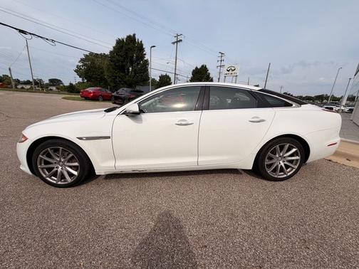 Polaris White 2013 Jaguar XJ Base