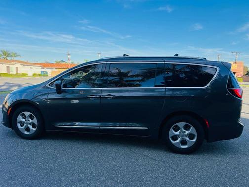 Granite Crystal Metallic Clearcoat 2018 Chrysler Pacifica Hybrid Touring L