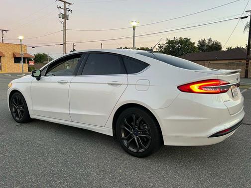 White 2018 Ford Fusion SE