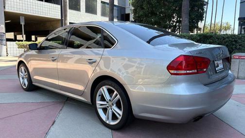 2014 Volkswagen Passat 1.8T Auto SE w/Sunroof & Nav