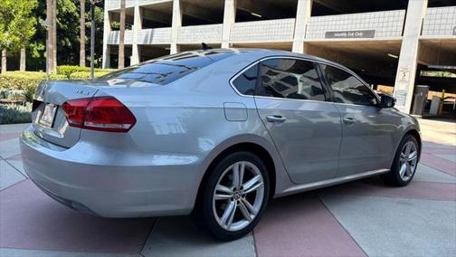 2014 Volkswagen Passat 1.8T Auto SE w/Sunroof & Nav