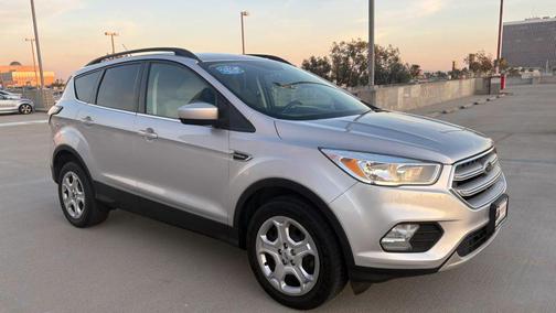 Ingot Silver Metallic 2018 Ford Escape SE