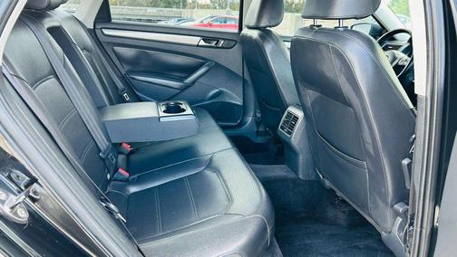 2014 Volkswagen Passat 1.8T Auto SE w/Sunroof & Nav