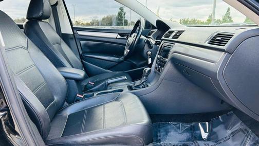 2014 Volkswagen Passat 1.8T Auto SE w/Sunroof & Nav