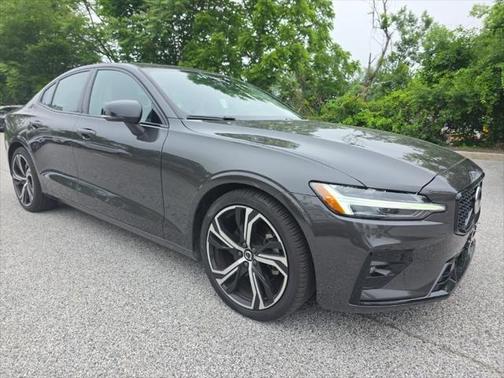 2024 Volvo S60 B5 Core Dark Theme