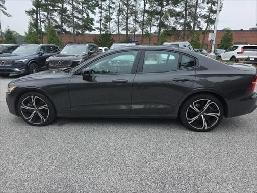 2024 Volvo S60 B5 Core Dark Theme