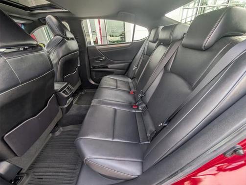 2023 Lexus ES 300h F SPORT Handling