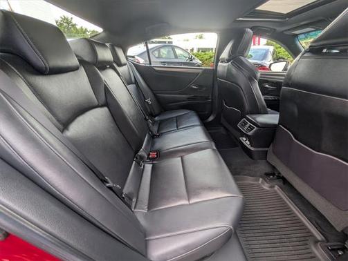 2023 Lexus ES 300h F SPORT Handling