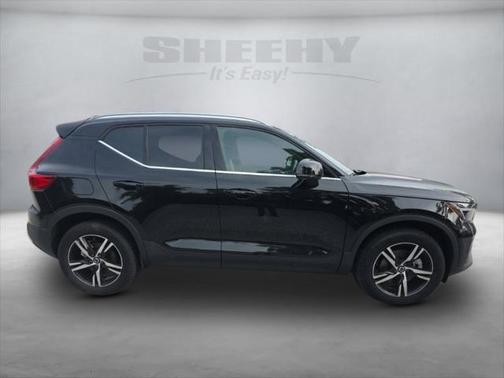 2025 Volvo XC40 B5 Core Bright Theme