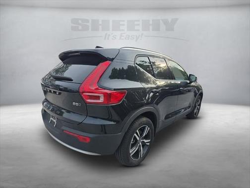2025 Volvo XC40 B5 Core Bright Theme