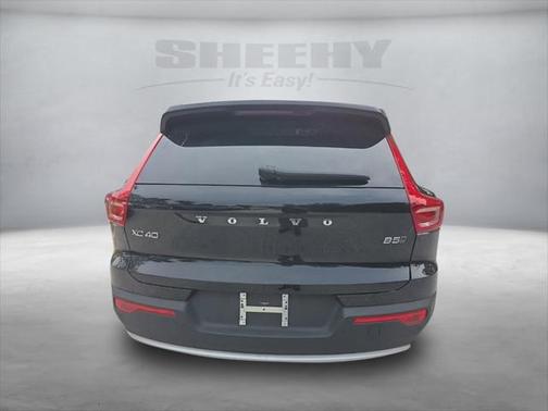2025 Volvo XC40 B5 Core Bright Theme