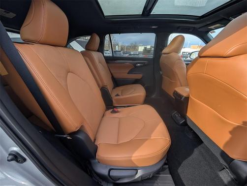 2025 Toyota Highlander Platinum