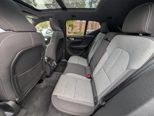 2025 Volvo XC40 B5 Core Bright Theme