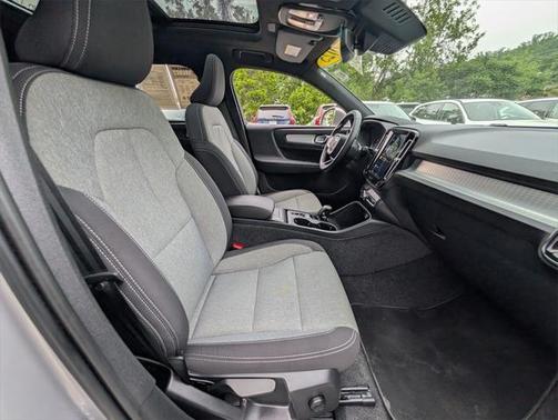 2025 Volvo XC40 B5 Core Bright Theme
