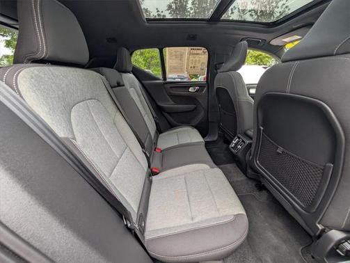 2025 Volvo XC40 B5 Core Bright Theme