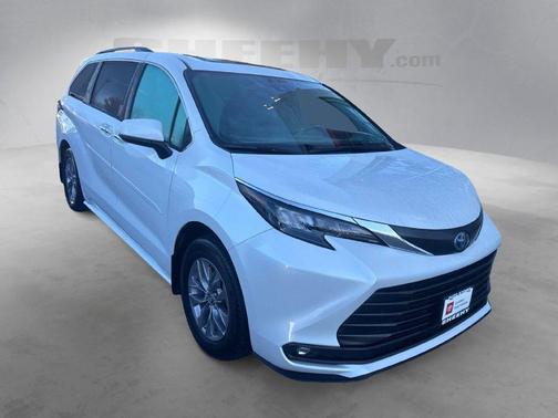 Wind Chill Pearl 2025 Toyota Sienna XLE